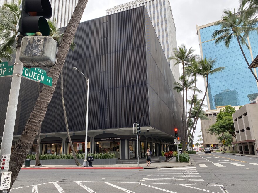 A photo of downtown Honolulu at the intersection of Bishop and Queen streets.