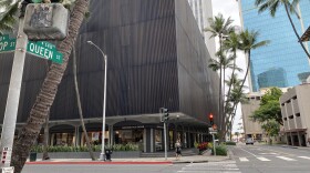 A photo of downtown Honolulu at the intersection of Bishop and Queen streets.