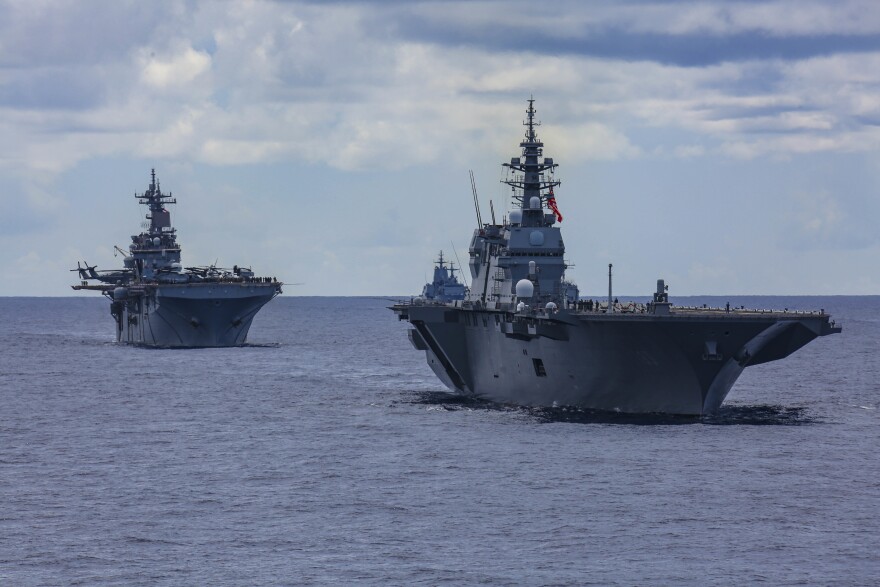 From right, the Japan Maritime Self-Defense Force helicopter carrier JS Izumo (DDH 183) and U.S. Navy Wasp-class amphibious assault ship USS Essex (LHD 2) sail in formation during Rim of the Pacific (RIMPAC) 2022. (July 28, 2022)