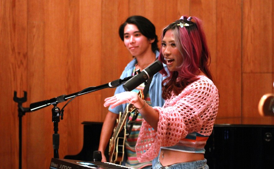 Kennedy Taylor acknowledges audience members at the INDIE808 Performance Series.