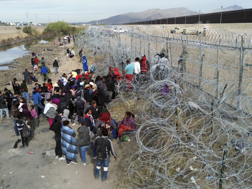 Hundreds of migrants set up camp on the Rio Grande, waiting for Texas National Guard agents to let them enter the border wall in Ciudad Juarez, Mexico on March 20, 2024. In the improvised camp there are infants and women, who sleep a few meters from gate 36 with the hope of being able to pass the knife fence. (Photo by Christian Torres)